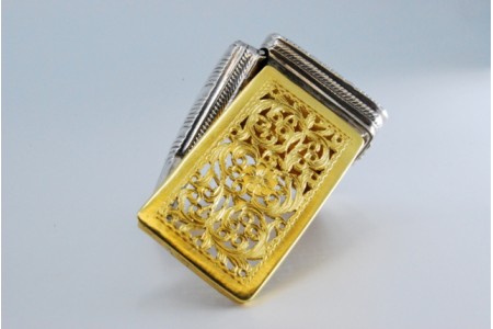 Caixa de vinagrete em prata e ouro com frisos do período de George IV.